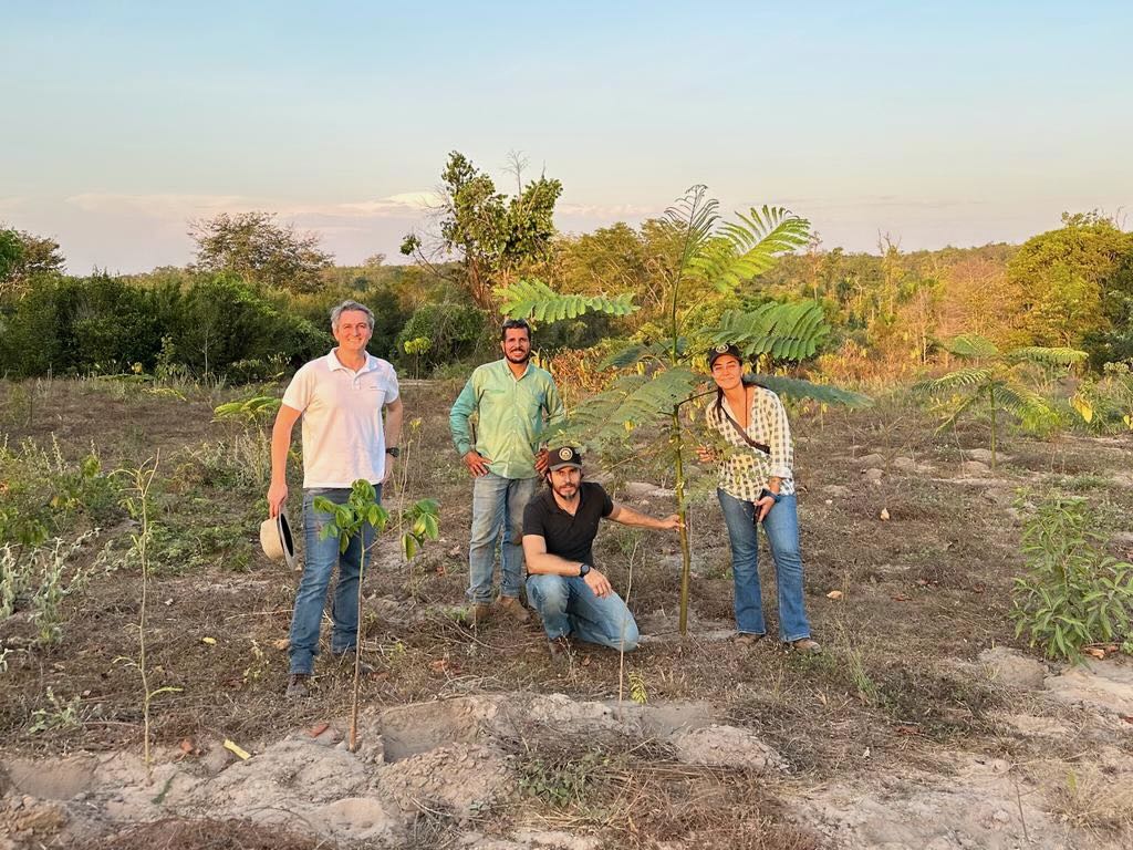 Carbon Bank - Rabobank. image toon de grens tussen natuur en agricultuur in een braziliaans regenwoud. Initiatieven van de carbon bank hebben in dit gebeid geleid tot reforestatie, betaald vanuit carbon credit market. Deze nieuwe business voor boeren is zowel goed voor de natuur als economisch voordelig. 4
